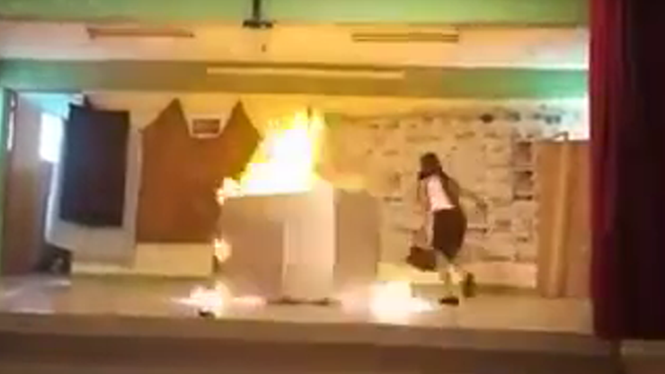 Podpalili karton w trakcie szkolnego przedstawienia, żeby było "realistycznie". 2 uczennice w szpitalu [WIDEO]