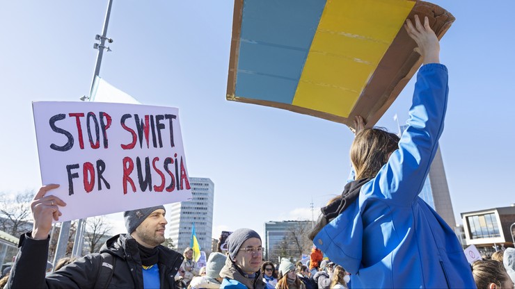 Wojna w Ukrainie. Odcięcie Rosji od SWIFT "kwestią kilku dni"