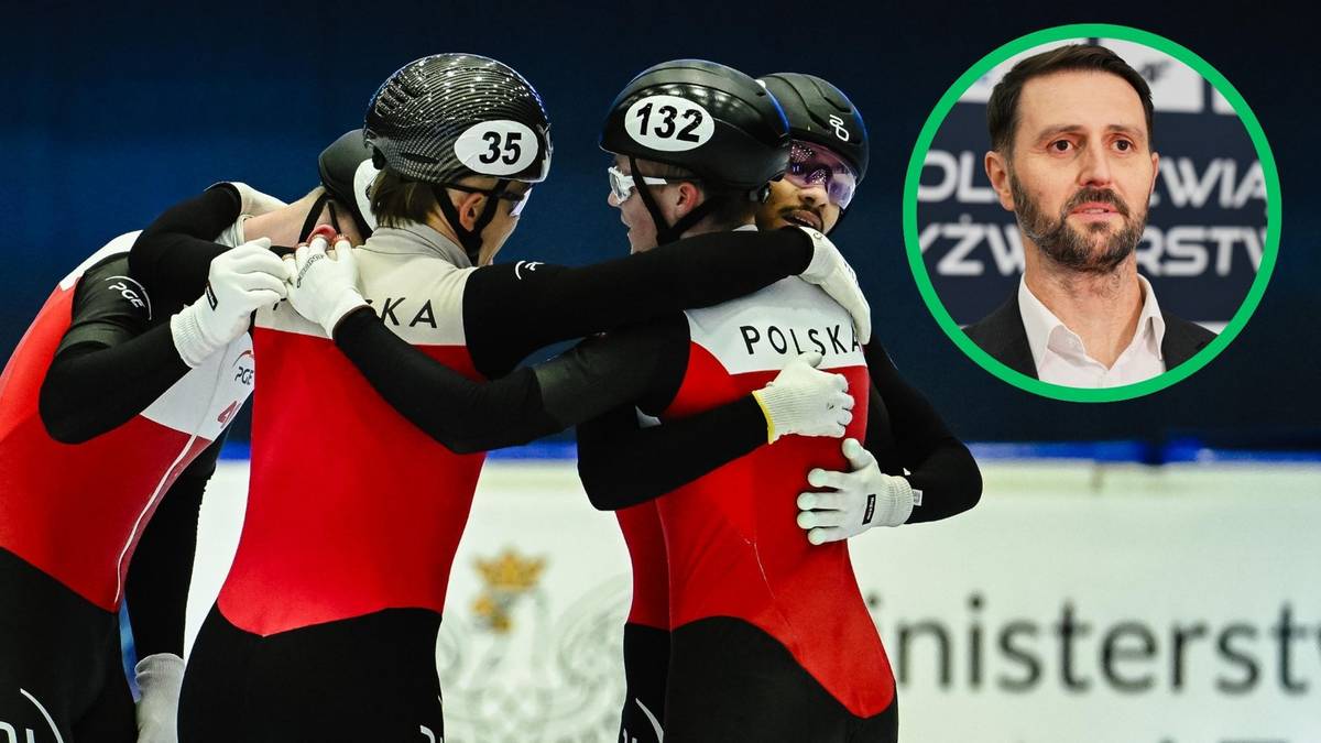 Grupa zawodników short tracku w strojach reprezentacji Polski, trzymających się za ramiona w geście solidarności.