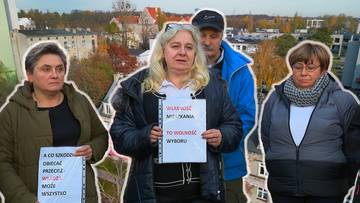 Grupa osób trzymających transparenty z hasłami dotyczącymi wykupu mieszkań, na tle zabudowań miejskich.