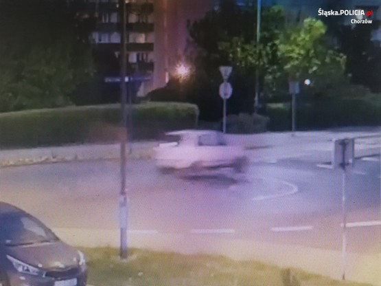 Koła samochodu oderwały się od asfaltu - wynika z nagrania udostępnionego przez policję.