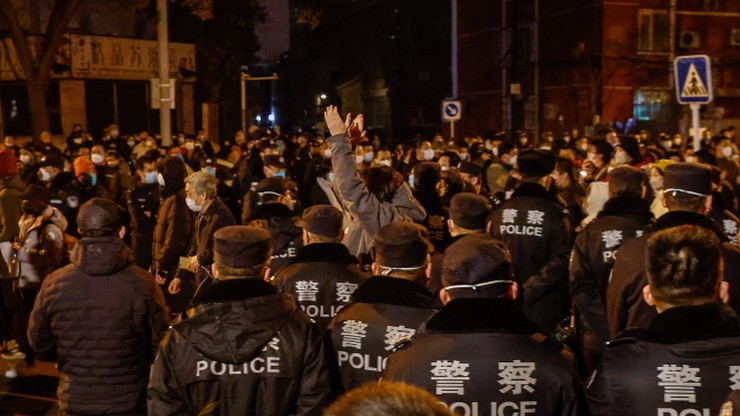 Dziennikarz BBC relacjonował protesty w Chinach. Został zatrzymany i pobity