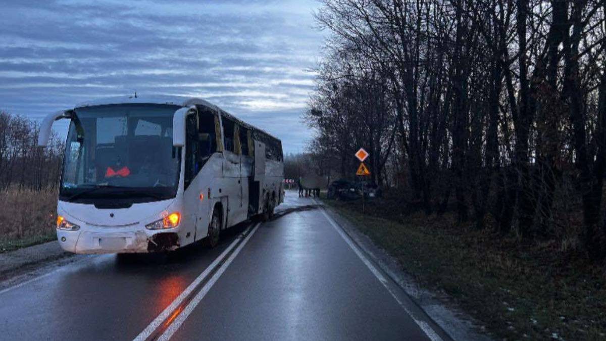 Autokar wpadł do rowu. Są ranni