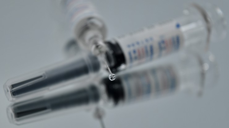 Testy szczepionki na COVID-19. Zmarł uczestnik badań klinicznych