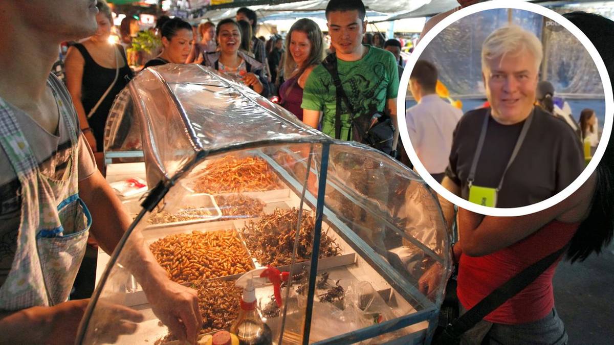 Uśmiechnięty mężczyzna z blond włosami w okręgu na zdjęciu, na tle ludzi w sklepie z jedzeniem.