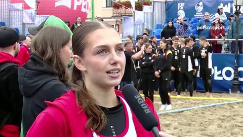 Młoda kobieta w stroju sportowym udziela wywiadu, trzymając mikrofon Rode.
