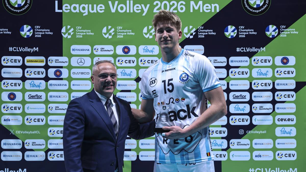 Siatkarz Basil Dermaux z pucharem MVP, stojący obok mężczyzny w garniturze na tle zielonej ściany z logotypami CEV Volleyball Champions League.