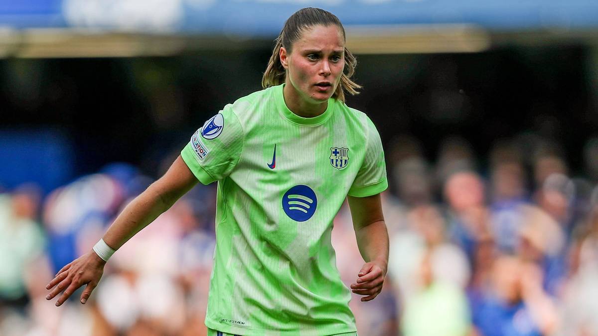 Piłkarka w zielonej koszulce z niebieskim logo "Spotify" wykonuje ruch podczas gry.