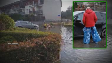 Po deszczu osiedle zamienia się w staw. Dzieci wyjmują pontony