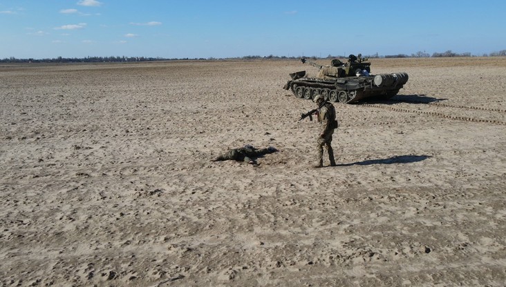 Wojna w Ukrainie. Rosyjski żołnierz poddał się razem z czołgiem. Dostanie pieniądze i obywatelstwo