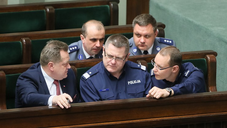 Wiceszef MSWiA: wylegitymowanym przed Sejmem 16 grudnia nie przedstawiono zarzutów