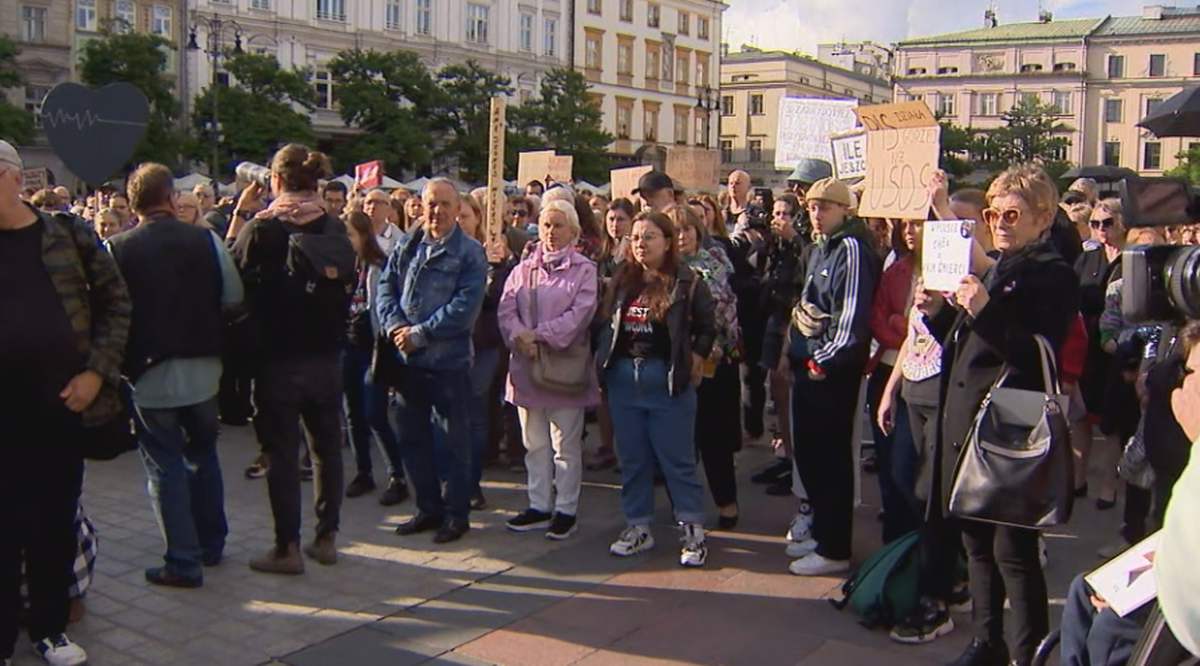 Protestujący zebrali się na Rynku Głównym w Krakowie