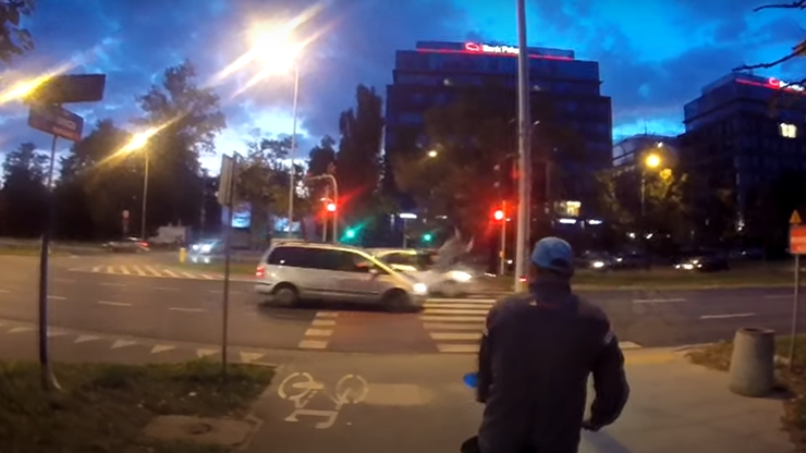 Groźny wypadek w Warszawie. 16-letni rowerzysta wjechał na czerwonym [WIDEO]