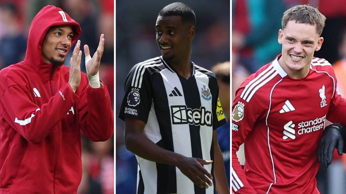 Trzej piłkarze z lewej w czerwonej bluzie z kapturem, w środku w koszulce Newcastle, z prawej w czerwonej koszulce Liverpoolu.