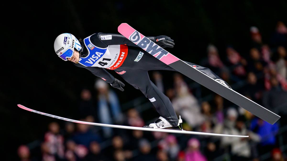 Skoczek narciarski w powietrzu, podczas zawodów.