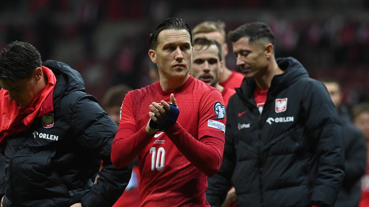 Piłkarze reprezentacji Polski Robert Lewandowski i Piotr Zieliński na murawie stadionu, przygotowujący się do meczu.