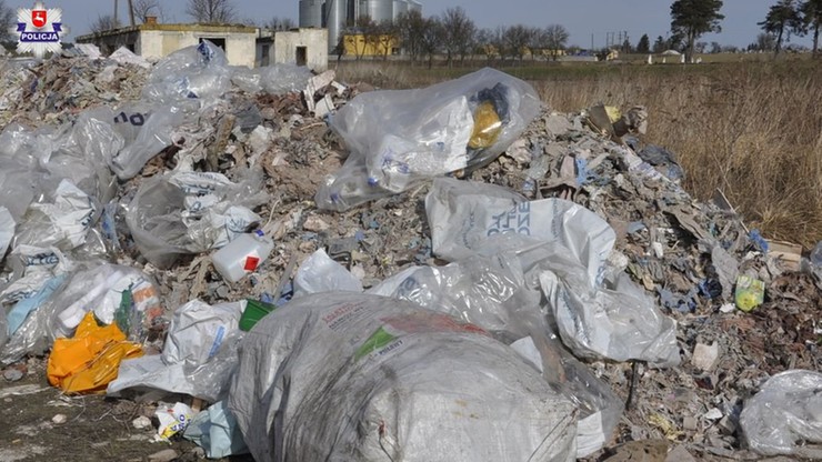 Kilkadziesiąt ton odpadów wysypano na placu buraczanym