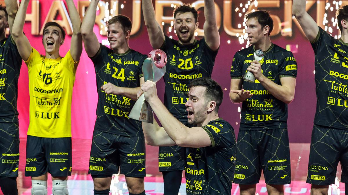 Siatkarze Bogdanki LUK Lublin świętują zdobycie Pucharu Polski.