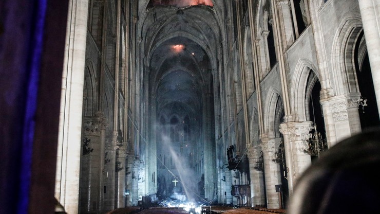 "Tragedia dla kraju i ludzkości". Francuskie media o pożarze katedry Notre Dame