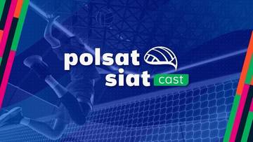 Fragment meczu siatkówki z widocznym zawodnikiem wykonującym akcję. W prawym górnym rogu znajduje się logo "polsat siatcast".