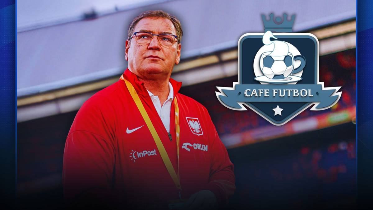Portret mężczyzny w okularach i czerwonej kurtce z napisem "Polska". Obok znajduje się logo "Cafe Futbol".