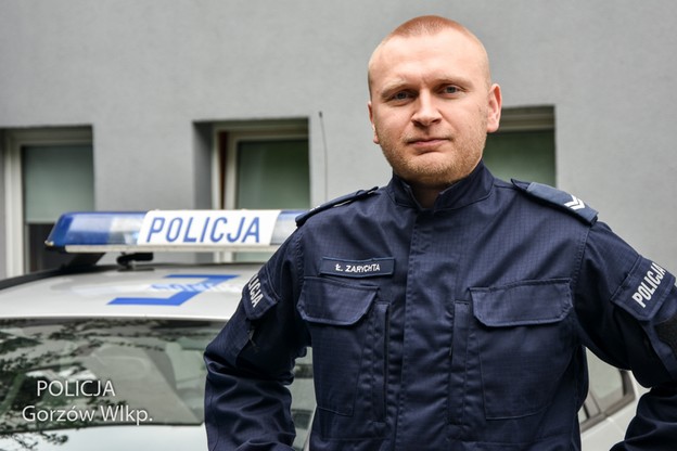 Starszy sierżant Łukasz Zarychta to dzielnicowy z komisariatu przy ulicy Kwiatowej w Gorzowie Wielkopolskim.