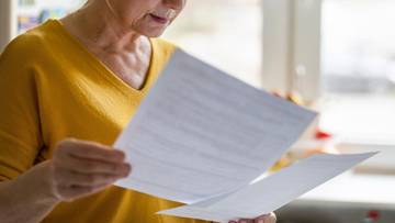 Miliony seniorów skorzystają na zmianach w dowodach osobistych. Co planuje rząd?