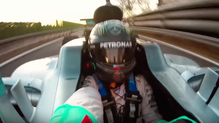 Ostatnie okrążenie Rosberga. Niemiec zrobił selfie za kierownicą! (WIDEO)
