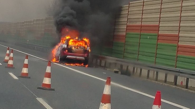 Łódzkie: samochód spłonął  na autostradzie A2