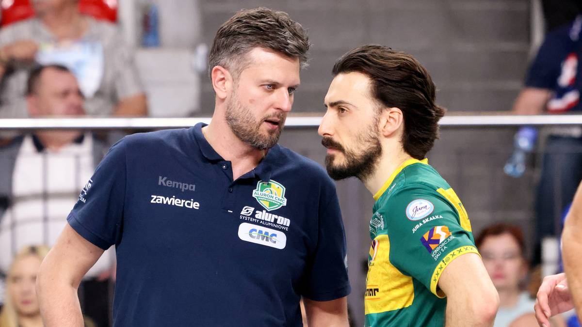 Dwóch mężczyzn w strojach sportowych podczas meczu siatkówki.