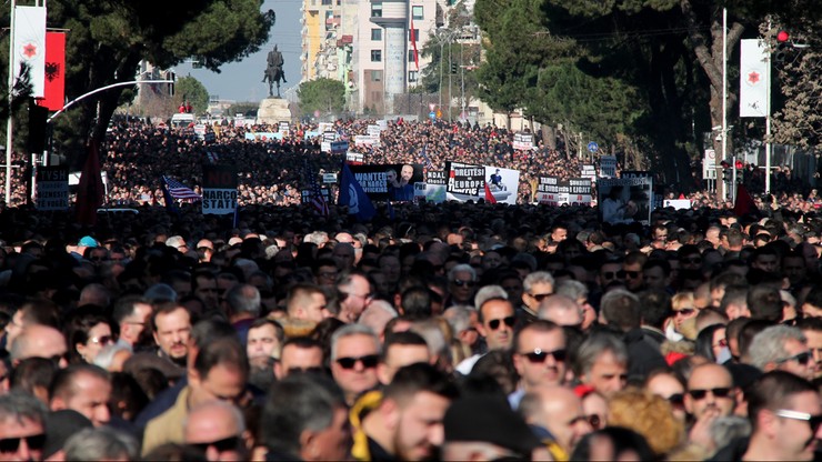 "Nie dla narkopaństwa!", "Rama odejdź!". Antyrządowa manifestacja w Albanii