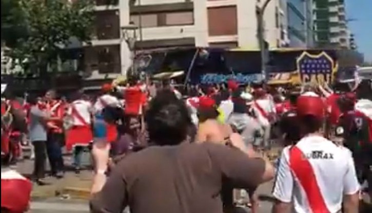 Pseudokibice zaatakowali autokar Boca Juniors. Zawodnicy poszkodowani