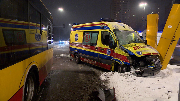 Warszawa: Autobus zderzył się z karetką. Dwie osoby w szpitalu
