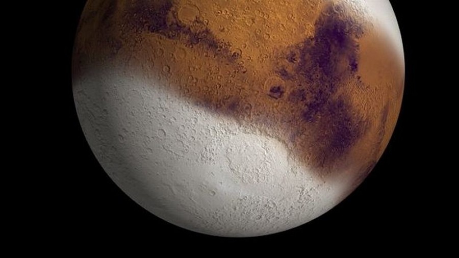 Mars staje się w nocy śnieżną kulą. Fot. NASA.