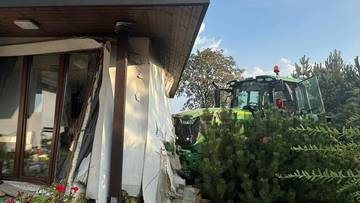 Ciągnik z cysterną zdemolował budynek. Wewnątrz były dwie osoby