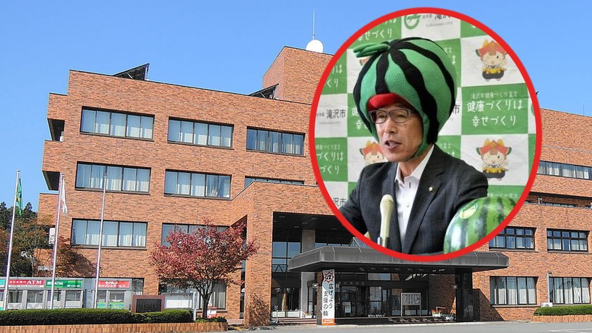 Japonia. Burmistrz Satoru Takeda w nietypowym nakryciu głowy. Zaskoczył dziennikarzy