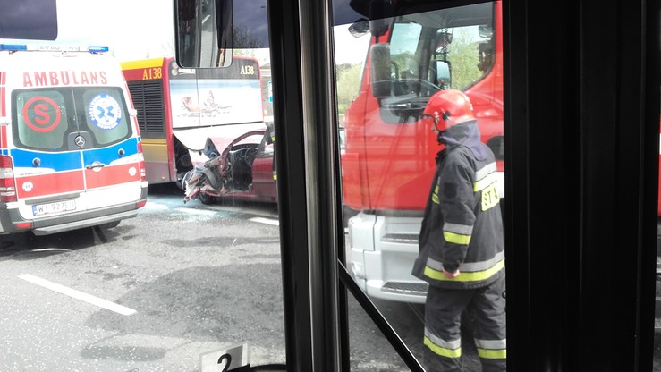 Wypadek w Warszawie. Lanos wbił się w autobus. Kierowca uwięziony