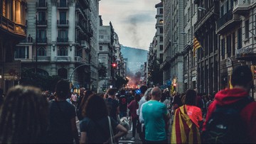 Hiszpania. Policjanci bili protestujących. Śledztwo umorzone