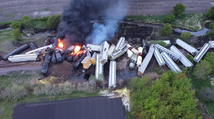 USA: wykolejenie pociągu towarowego, wagony z chemikaliami w ogniu. Ewakuowano mieszkańców