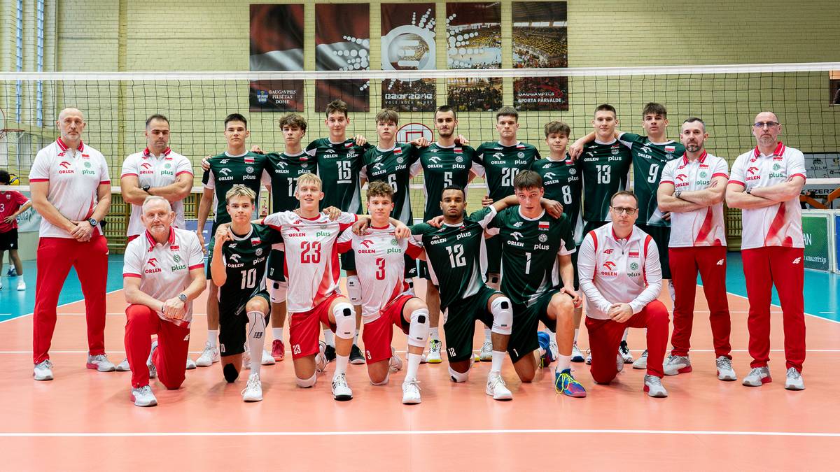 Siatkarze reprezentacji Polski w strojach sportowych, w dwóch rzędach, pozujący do zdjęcia.