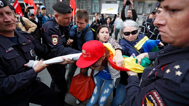 W Moskwie protest przeciwko ograniczeniom w internecie. Zatrzymano m.in. osoby z tęczowymi flagami