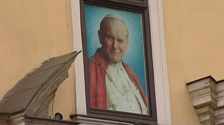 Skradziono fragment szaty Jana Pawła II z parafii w Szczecinie. "Przebaczamy złodziejom, ale niech zwrócą relikwię"