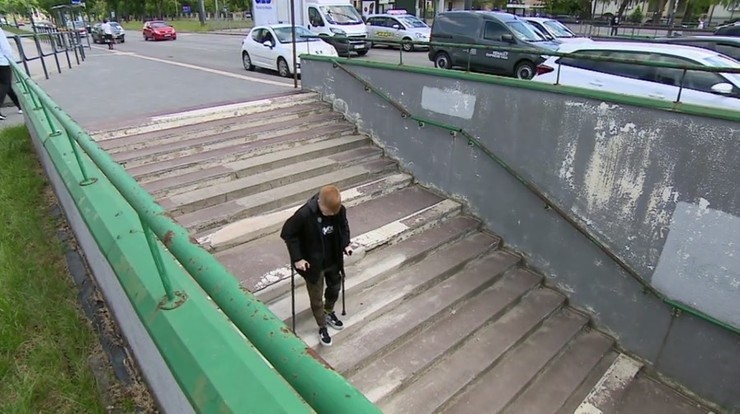 "Interwencja": Zaniedbane schody w Łodzi zrujnowały jej życie. Odszkodowania brak