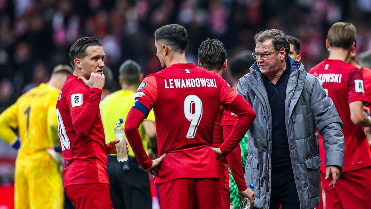 Piłkarze reprezentacji Polski, w tym Robert Lewandowski, stoją na boisku obok selekcjonera Michała Probierza.