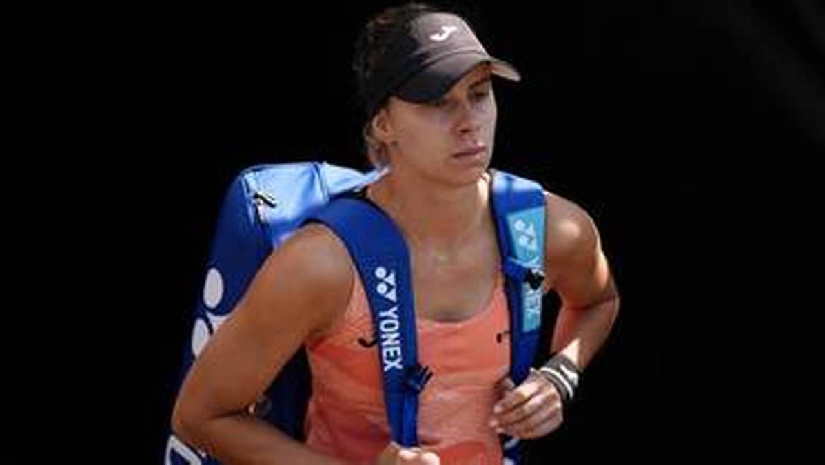 Tenisistka Magda Linette z torbą sportową na ramieniu.