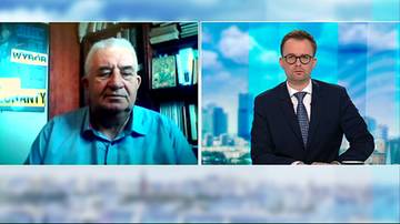 Dzielony ekran telewizyjny pokazujący rozmowę eksperta w niebieskiej koszuli z dziennikarzem w garniturze w studio.