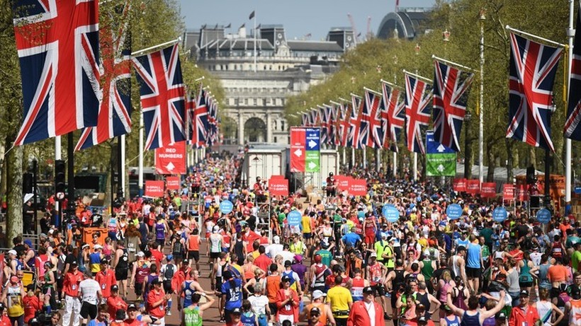 365 maratonów w ciągu roku! Biegacz osiągnął szalony cel i zebrał milion funtów