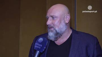 Artur Si&oacute;dmiak udziela wywiadu, trzymając mikrofon Polsat Sport.