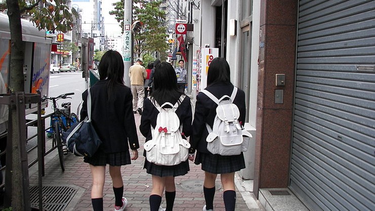 Uczniowie w Tokio mają nosić mundurki od Armaniego. Sprawę poruszono w parlamencie