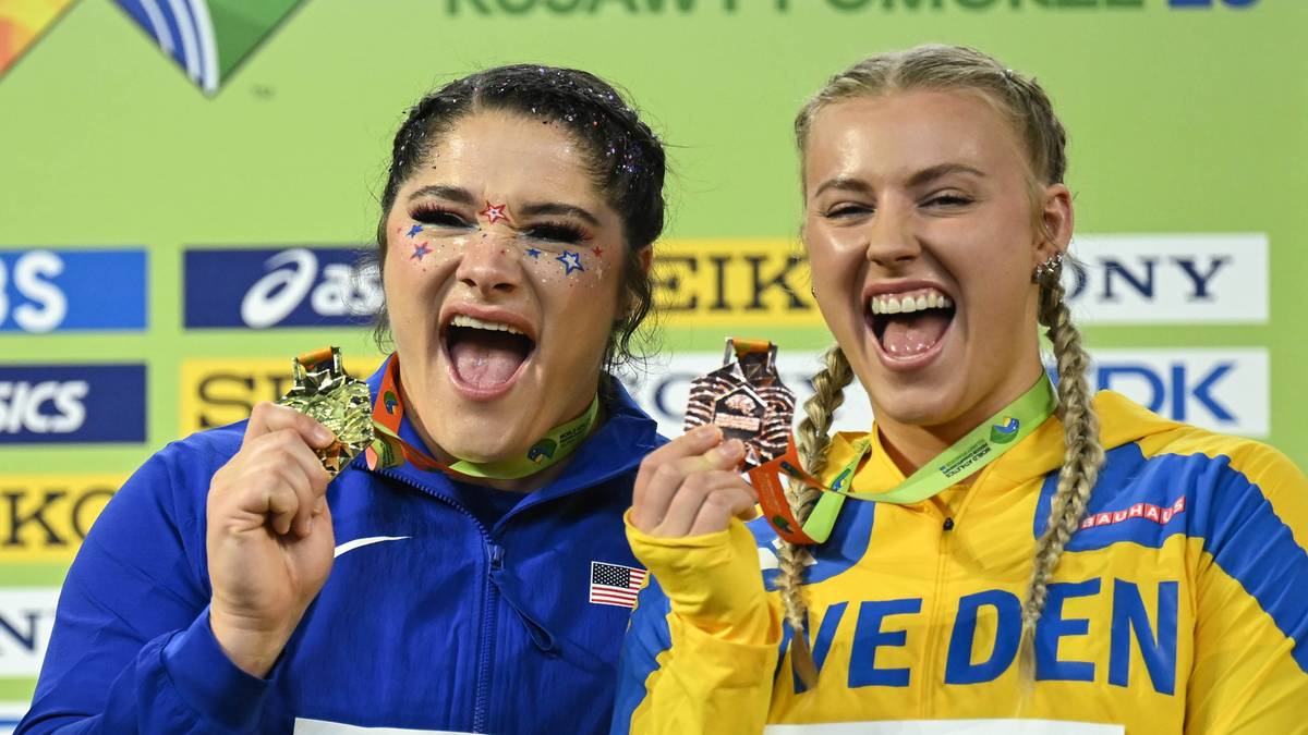 Dwie lekkoatletki świętują zdobycie medali na podium, uśmiechając się szeroko.